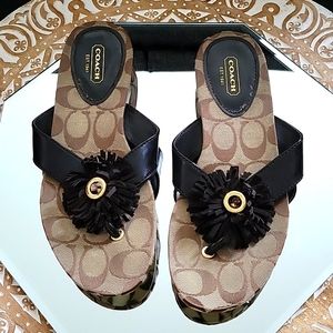 Coach| Suki PomPom thong sandals Size 7.5